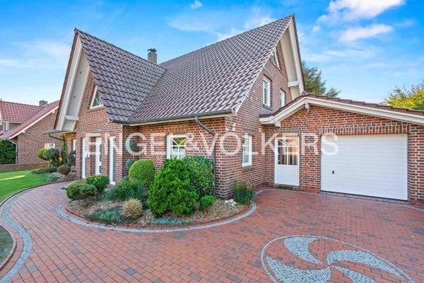 Vorderansicht mit Auffahrt