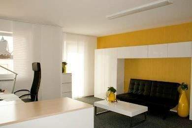 großer Büroraum mit Zugang zur Terasse