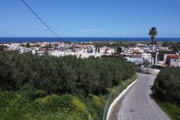 Kreta, Tavronitis: Erstklassiges Grundstück in der Nähe des Strandes zu verkaufen