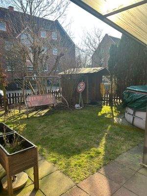 Garten mit kleinem Häuschen