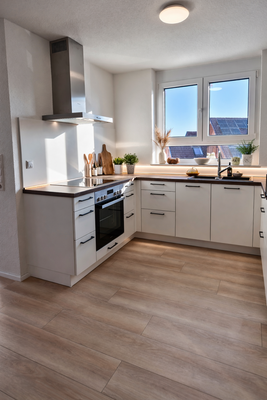 Moderne, weiße Einbauküche