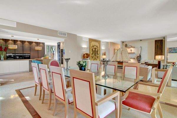 Helles und freundliches Essbereich