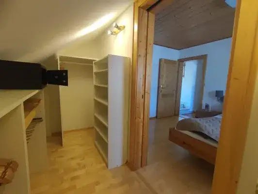 Blick aus begehbarem Schrank in Schlafzimmer
