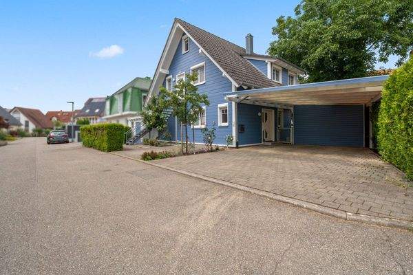 Objektansicht mit Carport