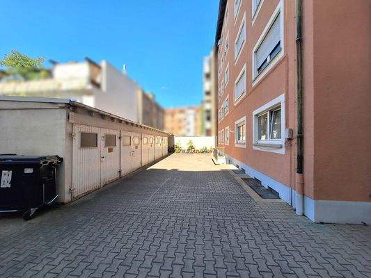 Hofnansicht, links die Garagen