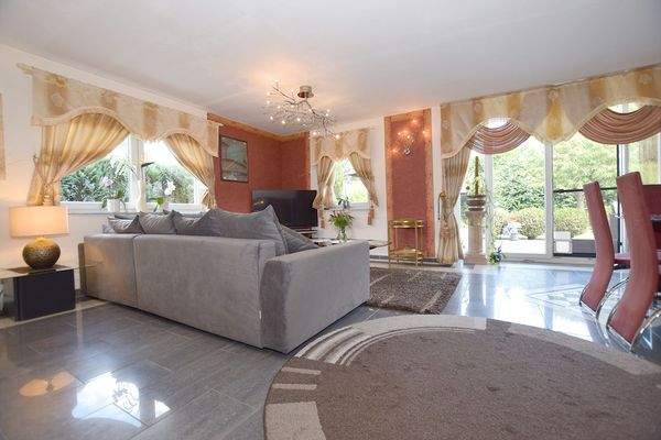 Der Wohn- und Essbereich bietet große Fensterflächen