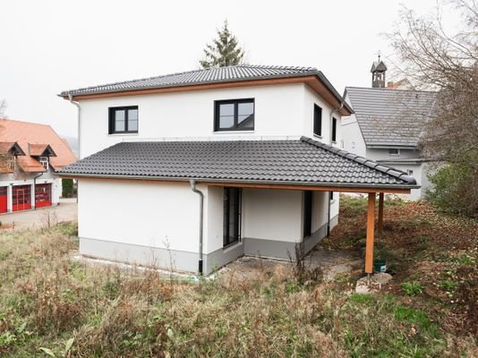 Außenansicht mit Blick auf die überdachte Terrasse