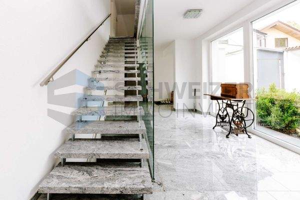 Freitragende Granittreppe