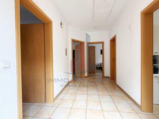 Der einladende Flur der linken Wohnung