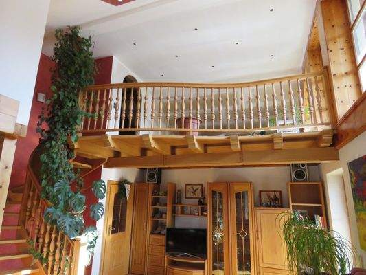 offenes Wohnzimmer mit Blick zur Galerie 