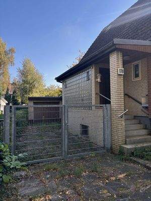 Hausansicht mit Garage