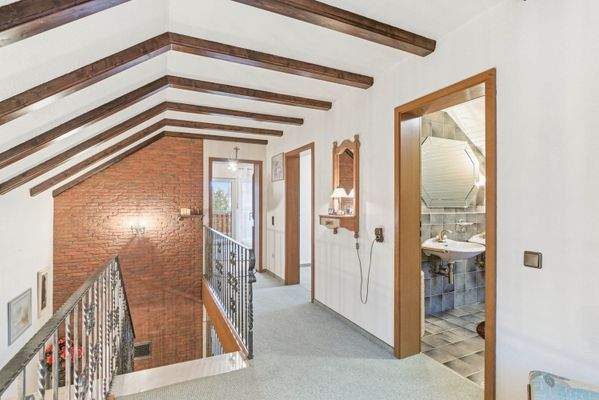 Flur OG mit Galerie (Bild 2)