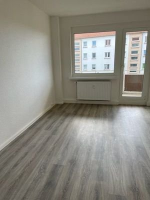 Wohnzimmer mit Balkon