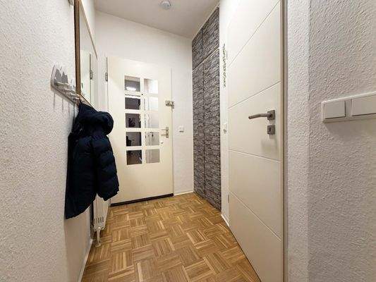 Die Garderobe ist direkt im Eingangsbereich – praktisch für den Alltag und kurze Wege beim Ankommen und Losgehen