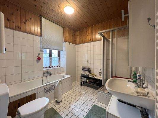 Badezimmer mit Tageslichtfenster