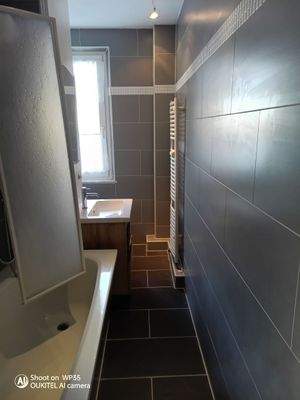 Wanne mit klappbarer Duschwand