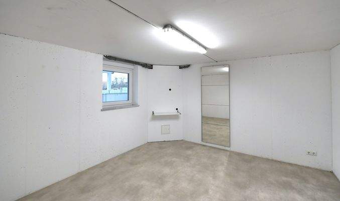 Keller mit wohnähnlich ausgebauten Räumen mit Tageslicht und Fussbodenheizung