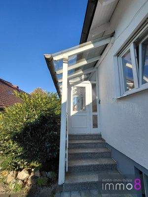 Hauseingang mit Glaswindfang