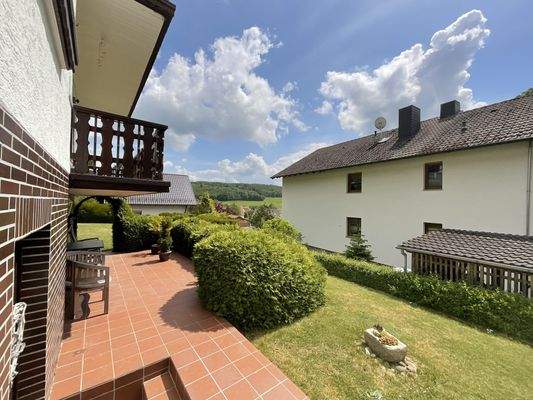 Terrassenansicht mit Blick ins Grüne