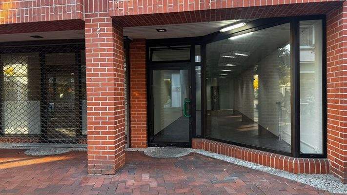 vordere Ansicht der Gewerbeeinheit mit Schaufensterfront