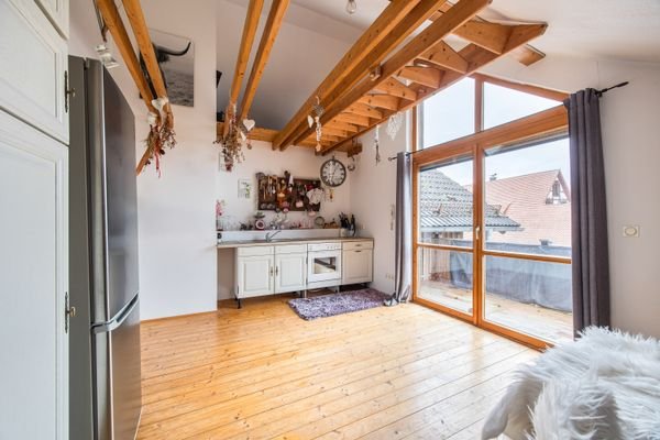 Lichtdurchflutete Küche mit großen Fensterflächen | Wohneinheit Nr. 5