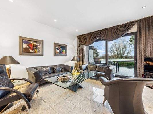 Wohnbereich mit Zugang zur Terrasse