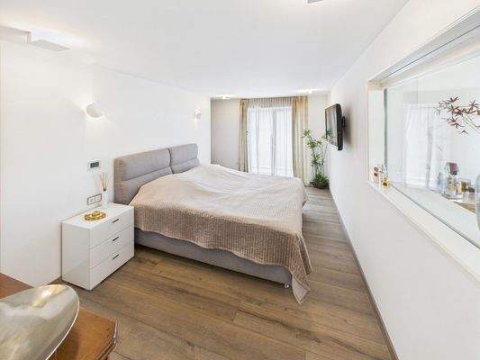  Schlafzimmer mit Ankleide