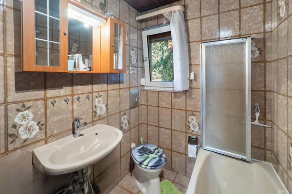 Badezimmer mit Wanne und Tageslicht