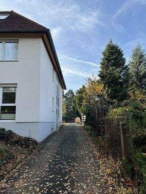 Zuwegung mit Hauseingang (links)