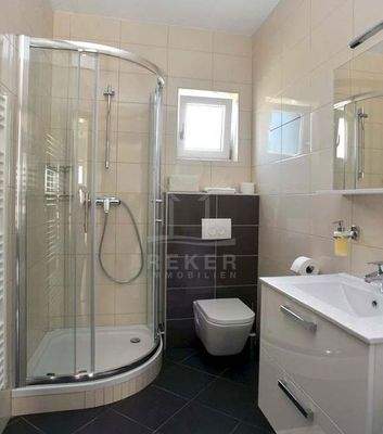 Drei moderne und komfortable Bäder