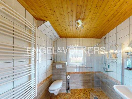 Badezimmer mit ebenerdige Dusche