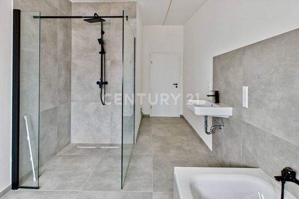 Schönes Badezimmer mit bodentiefer Dusche