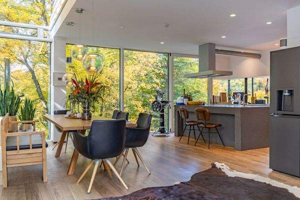 Glas und Lichtspiel vereinen Design und Natur.