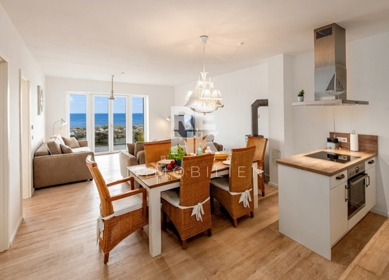 Helles Wohnzimmer mit direktem Meerblick