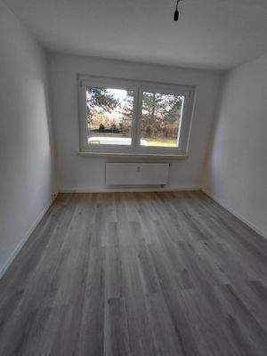 Helles Zimmer mit Fenster