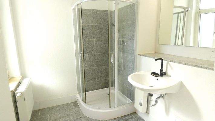 Duschbad mit Fenster im EG