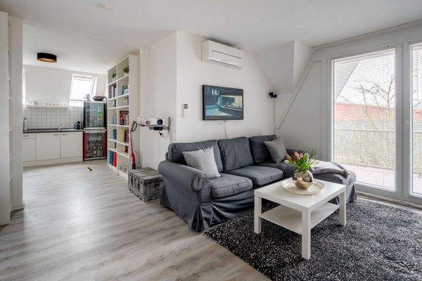 Wohnzimmer mit Blick in die Küche OG 