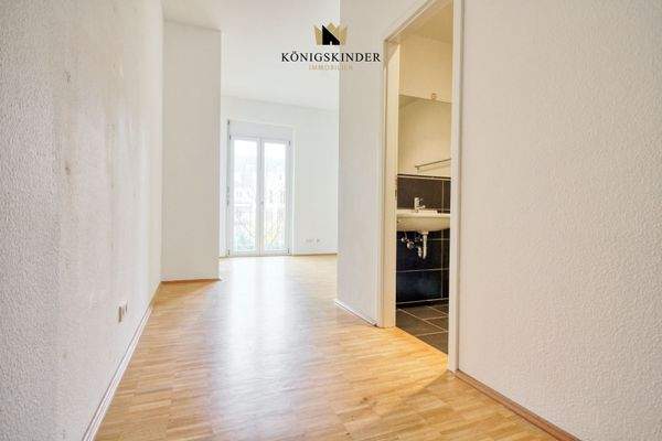 Helles Schlafzimmer mit Balkon und eigenem Badezimmer