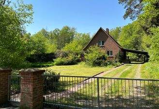  Straßenansicht mit Auffahrt