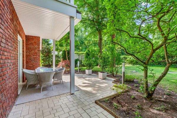 Terrasse mit Blick in den Garten