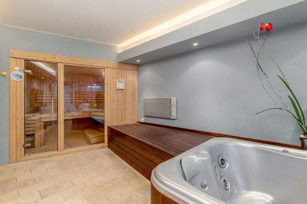 Beeindruckender Pool- und Saunabereich