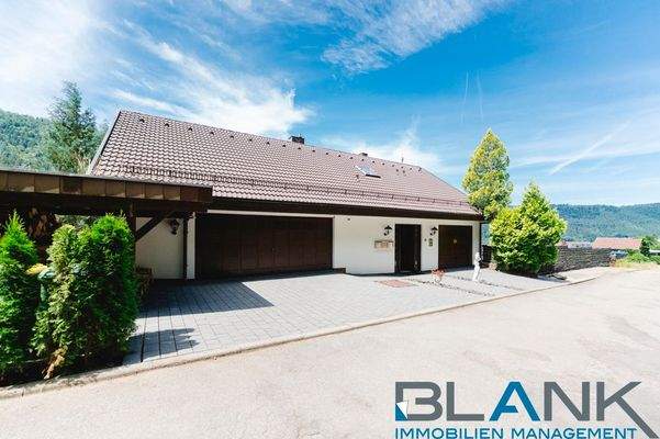 Eingansbereich mit Doppel- und Einzelgaraje