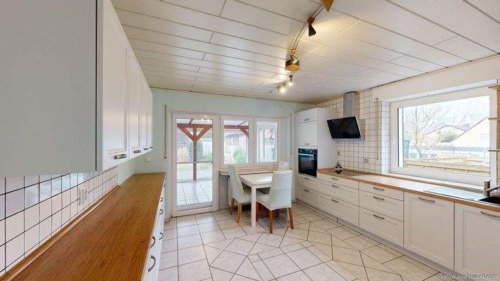 Küche mit Einbauküche im Erdgeschoss