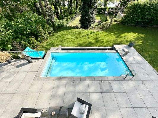 Blick vom Schlafzimmer auf den beheizten Pool