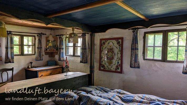 Schlafzimmer mit Himmelbett.jpg