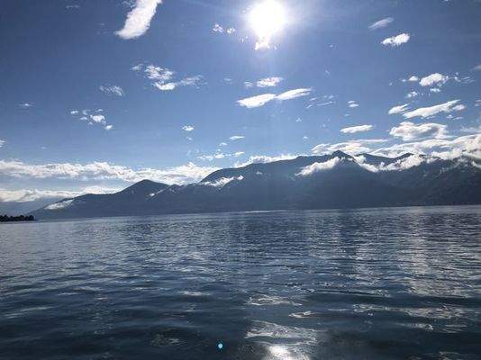 Blick von Luino auf den Lago Maggiore