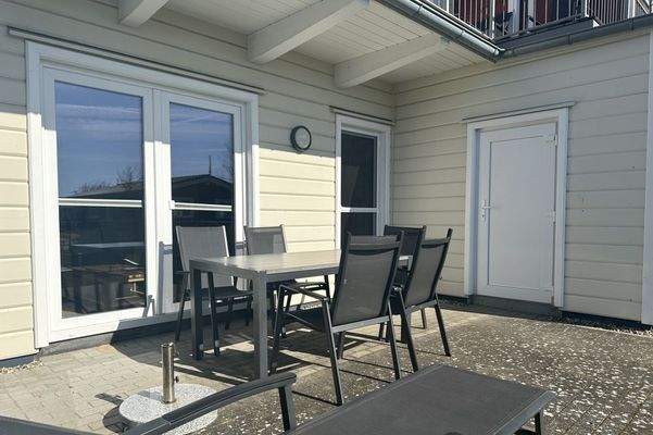 Terrasse nach Süden mit Abstellraum