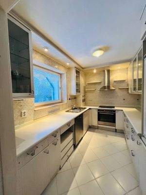 Küche mit EBK und Fenster (zugehörig zur 4-Zi-Whg)