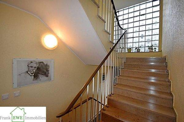 Treppenhaus, 4-Zimmer-Wohnung mit 2 Balkonen zum Kauf in Düsseldorf Hassels, Frank Ewe Immobilienmakler