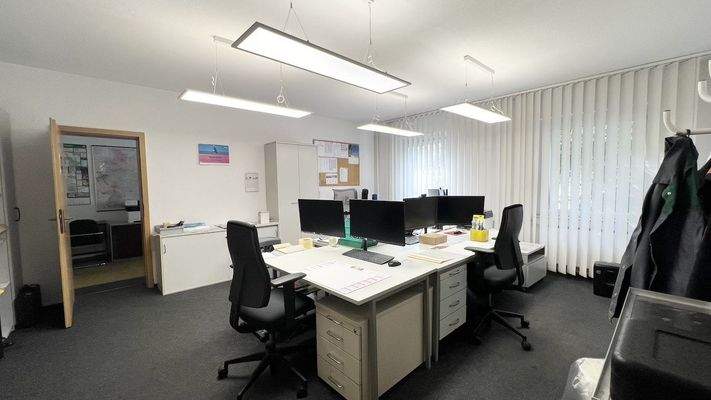 Beispiel für Büroräume in der Produktionshalle